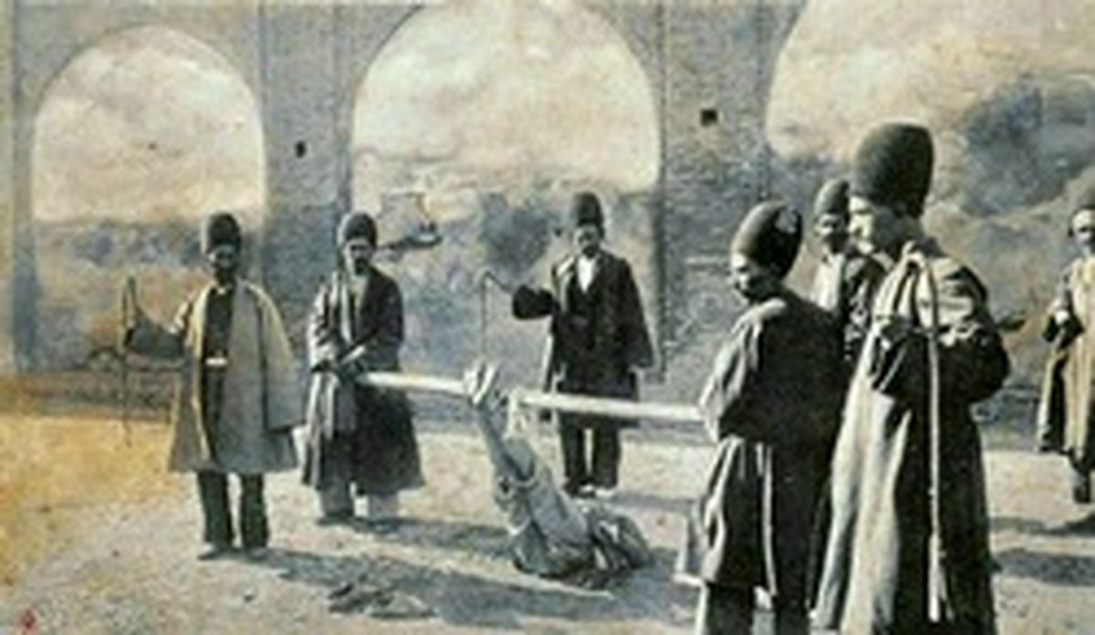فلککردن یک دزد در دوره قاجار +عکس