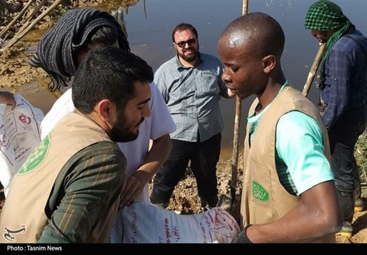 طلاب آفریقایی در مناطق سیل‌زده خوزستان‌ +تصاویر‌