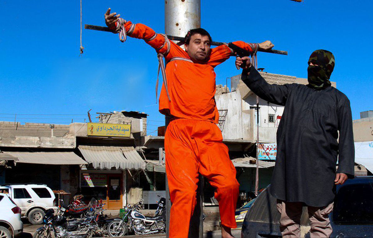 «داعش» یک جوان سوری را به صلیب کشید +عکس