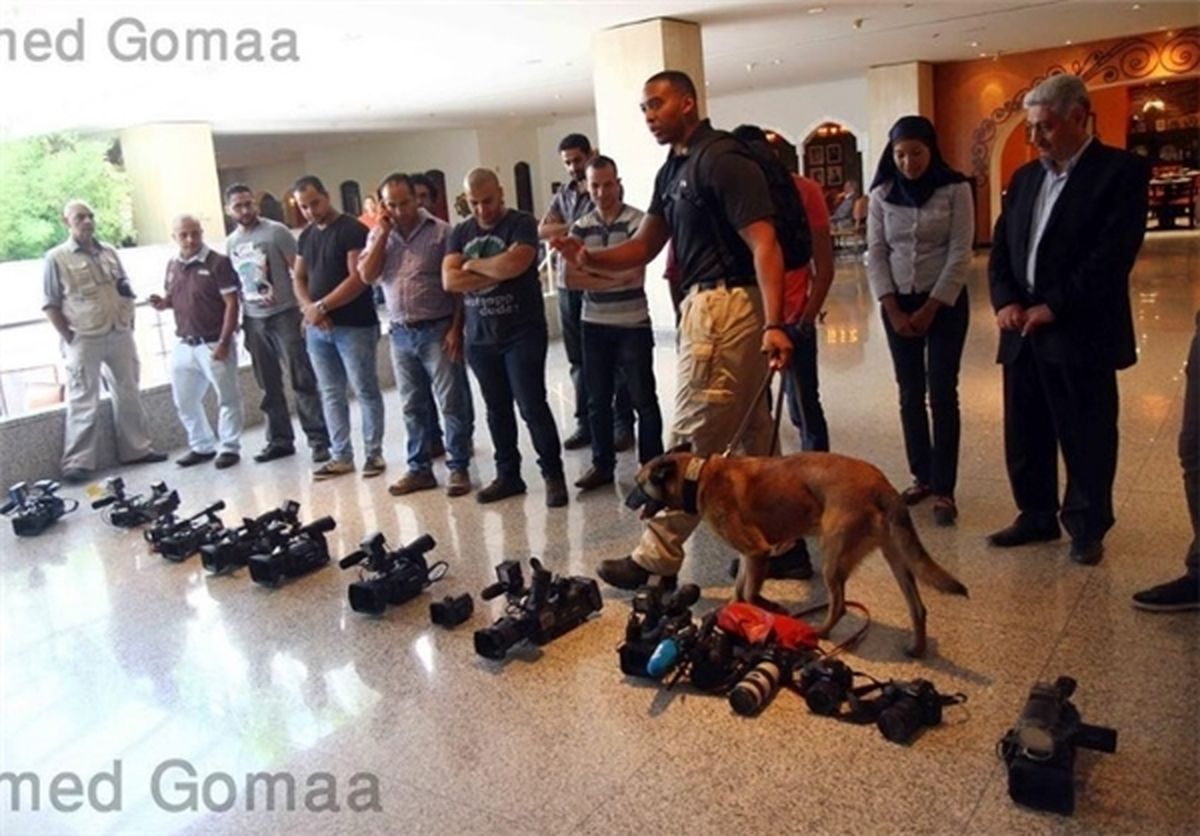 پوزه‌سگ‌آمریکایی‌روی‌دوربین‌خبرنگاران/عکس