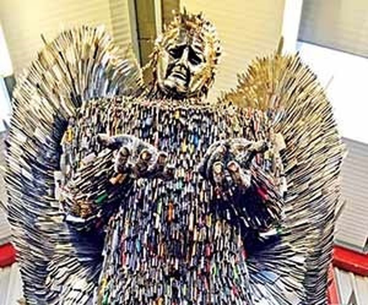 تندیسی از ۱۰۰ هزار چاقوی خلافکارها +عکس