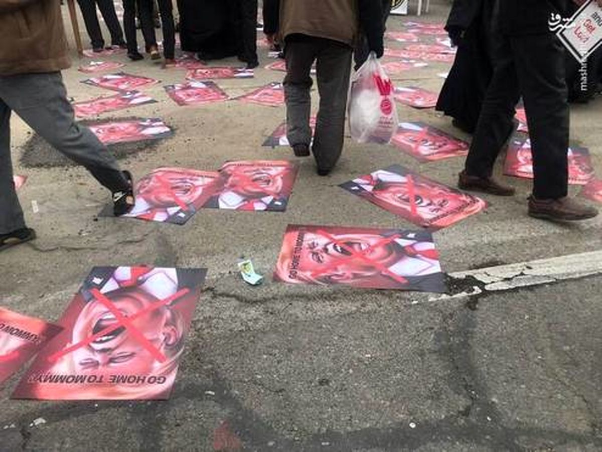 عکس: تصویر ترامپ زیر پای نمازگزاران