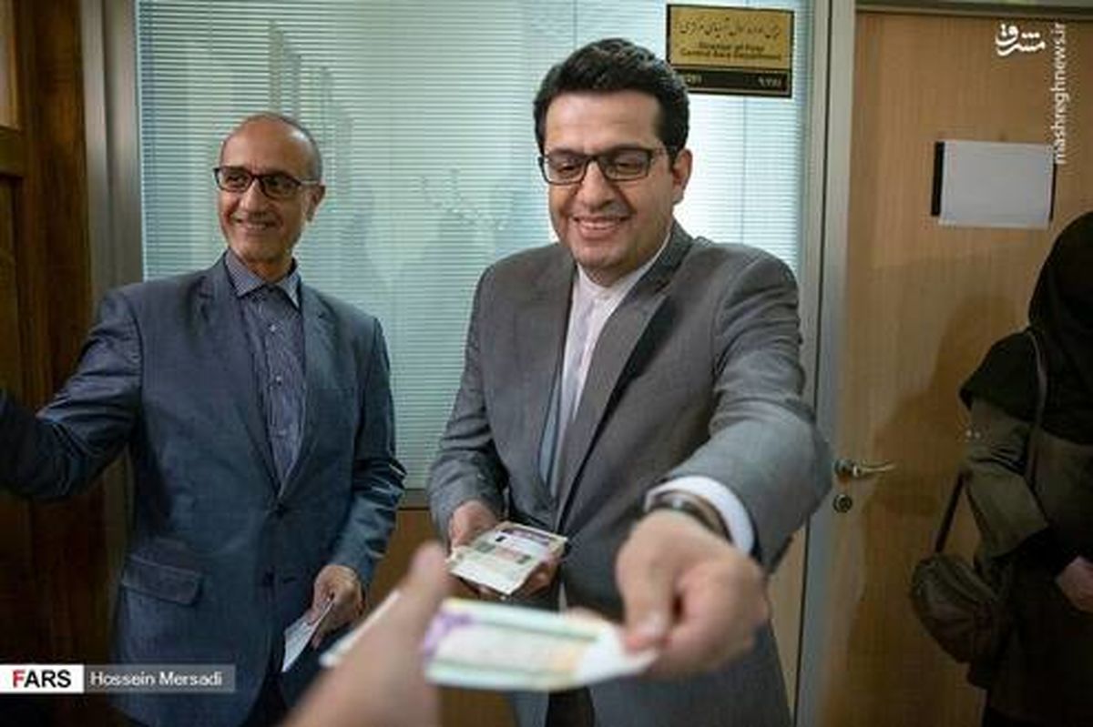 تصاویر: عیدی آقای سخنگو به خبرنگاران