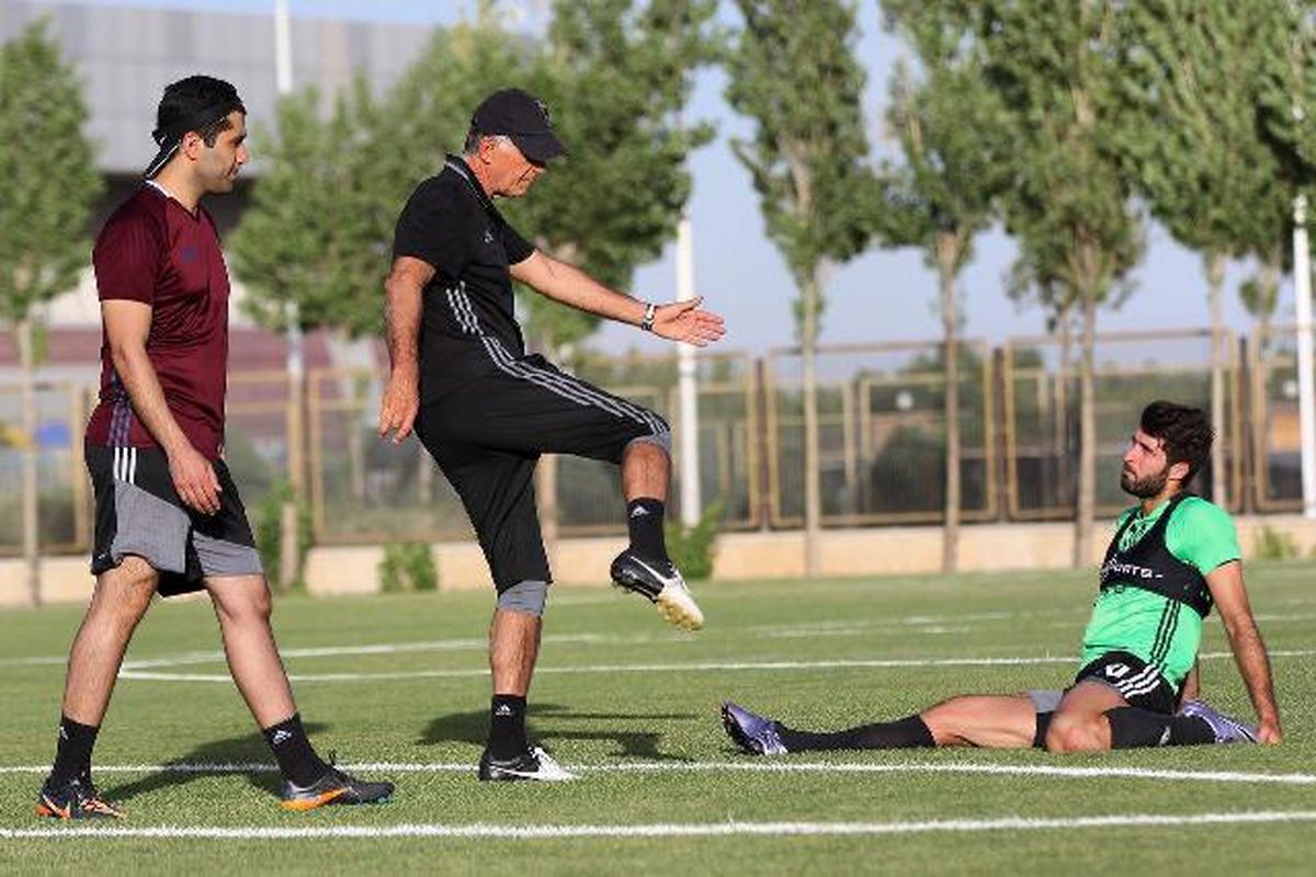 عکس: آموزش شوت زنی کی روش به ملی پوشان