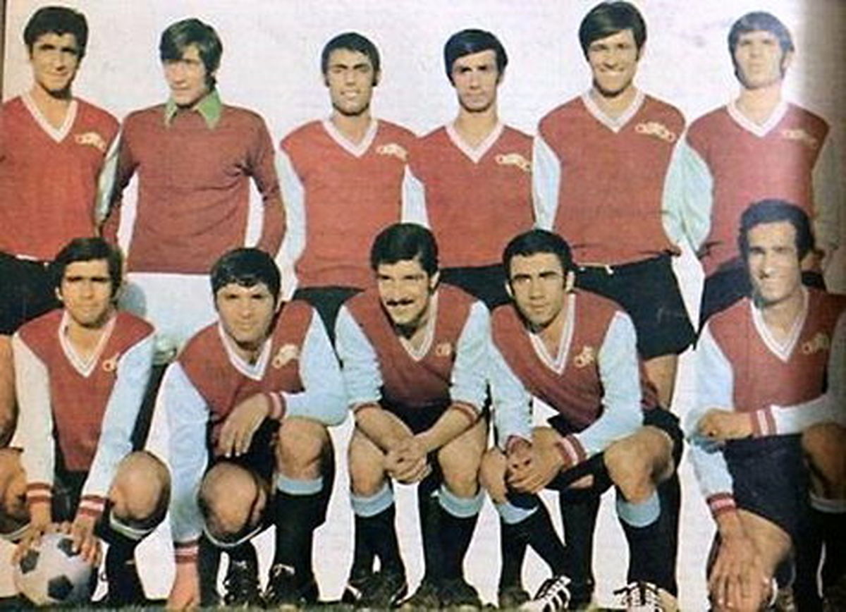 تیم استقلال با پیراهن قرمز!/عکس