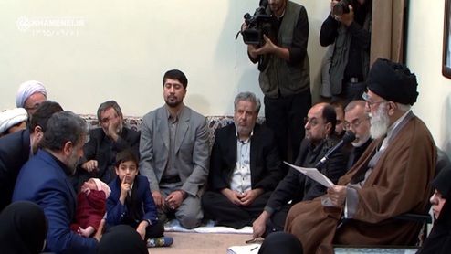 اذان و اقامه رهبر انقلاب در گوش فرزند شهيد بلباسی +فیلم