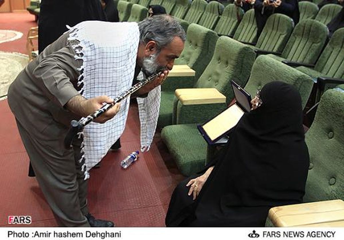 عکس/ بوسه سردار نقدی بر عصای مادر شهید