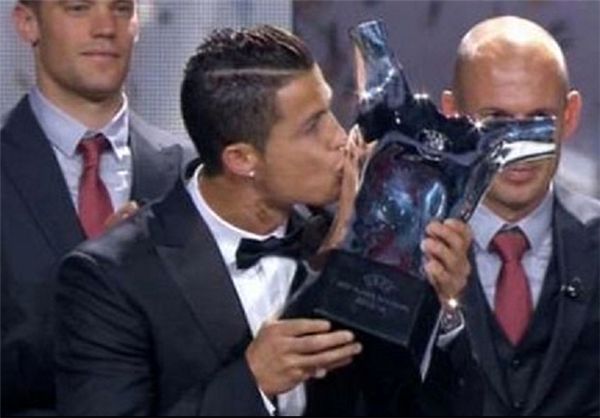 بوسه رونالدو بر جایزه یوفا/عکس
