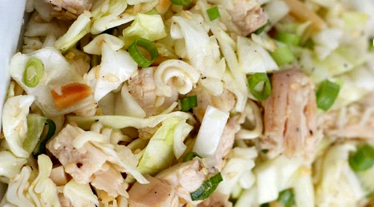 سالاد مرغ و نودل چینی یک شام سبک