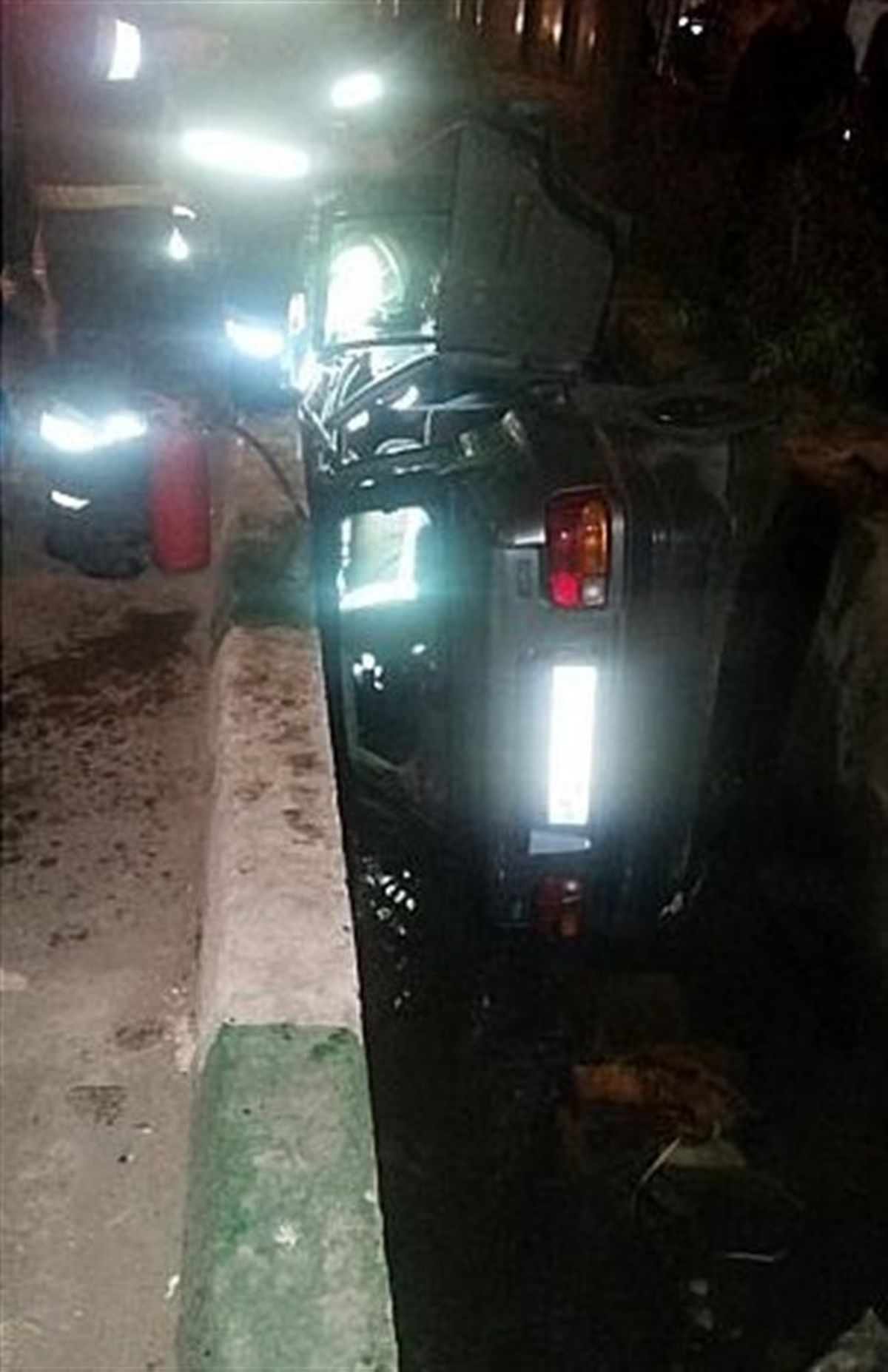 سقوط پراید در جوی آب! +تصاویر