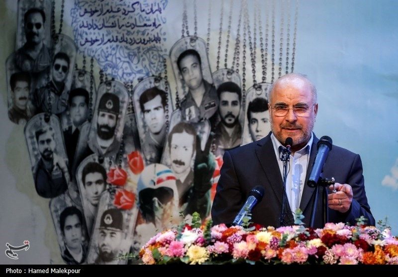 قالیباف: خطرپذیری خلبانان نیروی هوایی چنان بود که یک‌بار تصویر موشک در عکس هوایی هواپیمای اطلاعاتی افتاده بود؛ این‌گونه از این کشور دفاع کردند