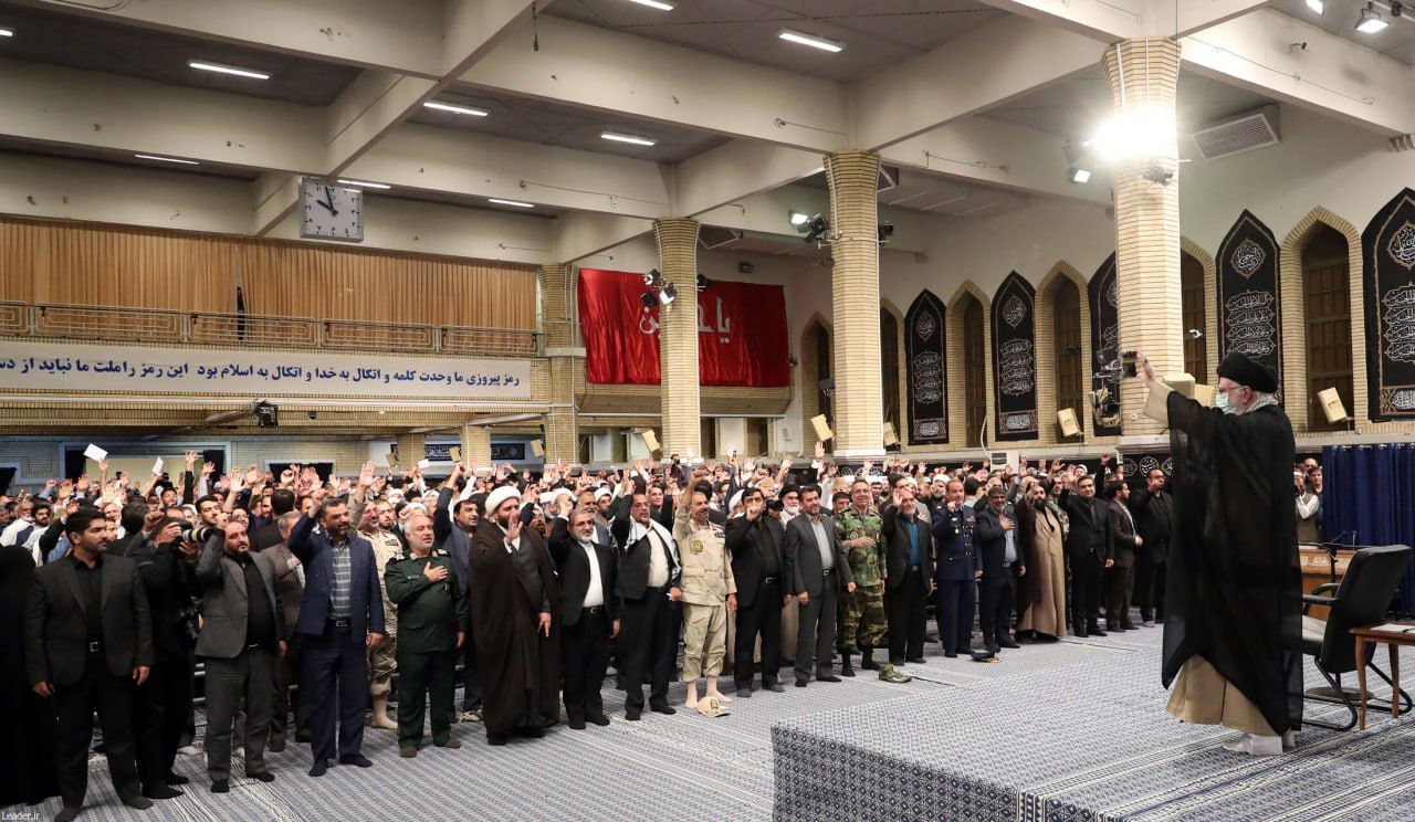 دنیا در آستانه یک تحول است / میخواهند در کشور بحران ایجاد کنند؛ شتر در خواب بیند پنبه دانه/ دشمن امنیت و وحدت را هدف گرفته است