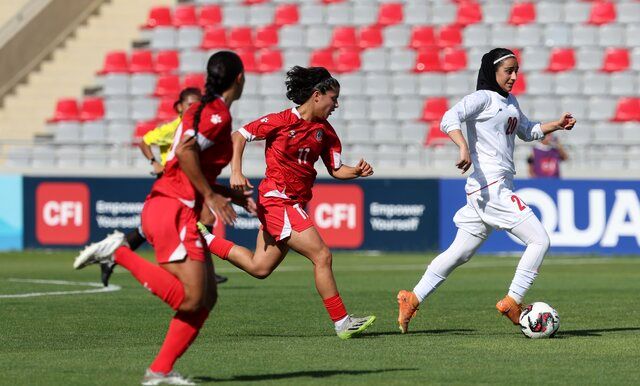 سلام نظامی بانوان فوتبالیست ایران قبل از شروع دیدار مقابل اردن در مقدماتی جام ملت‌های آسیا