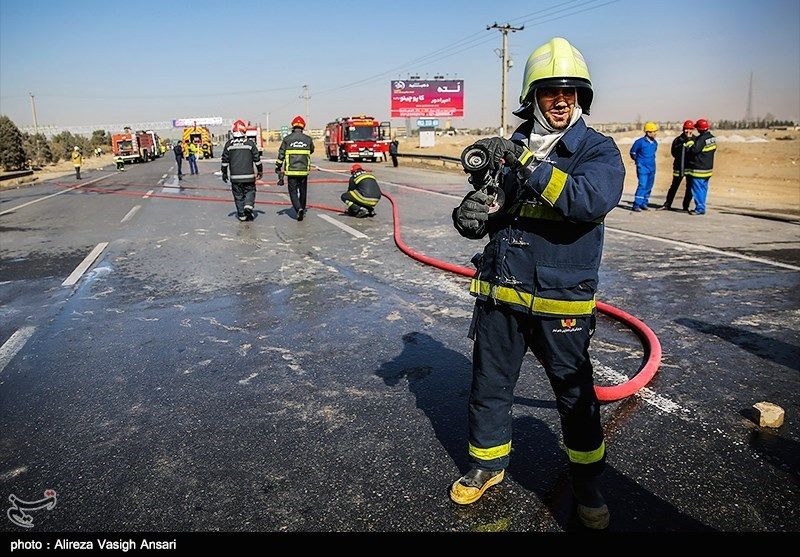 بریدن ترمز تانکر بنزین در گردنه ناغان حادثه آفرید | سوختگی شدید راننده در آتش تانکر 