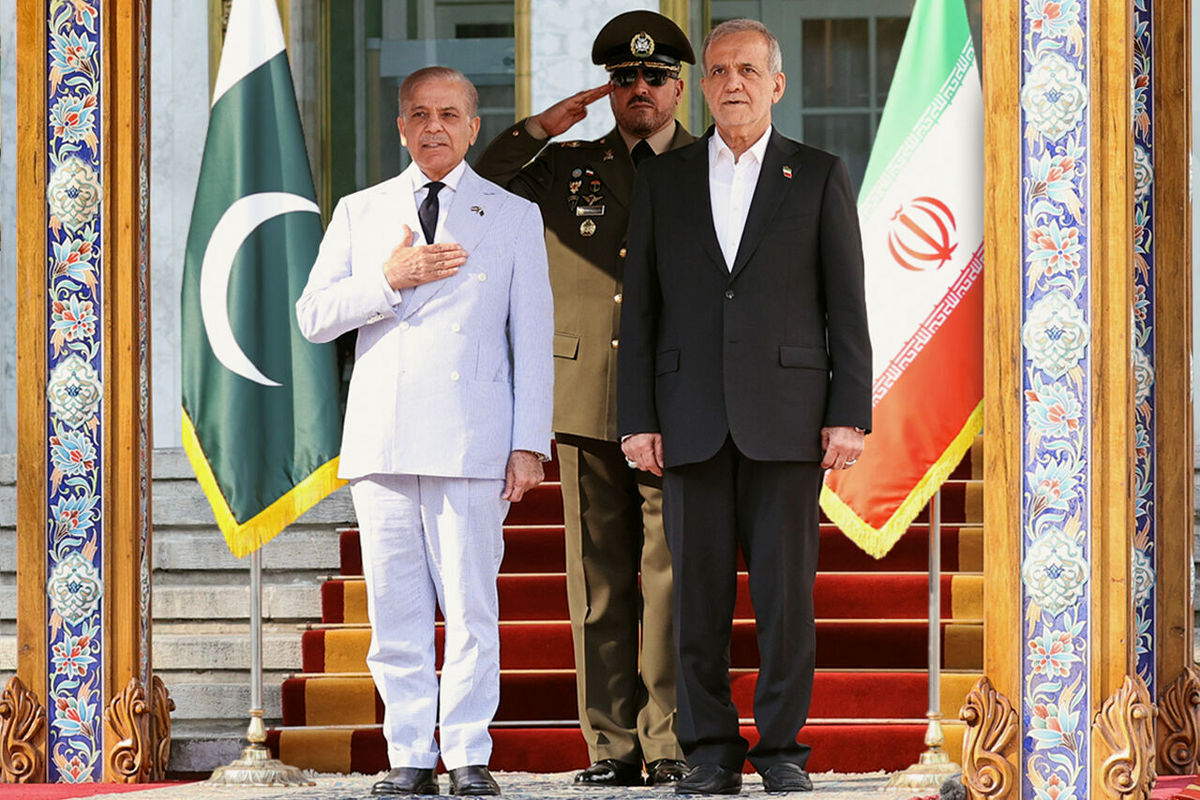 کاشت یک نهال درخت توسط پزشکیان در کاخ نخست وزیری پاکستان