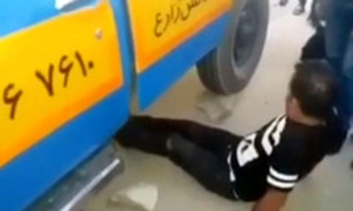 فیلم: قرار گرفتن مرد یزدی زیر چرخ‌های نیسان