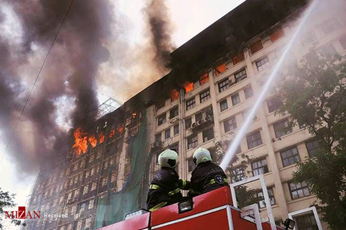 تصاویر: حریق یک ساختمان تجاری در شهر بمبئی هند
