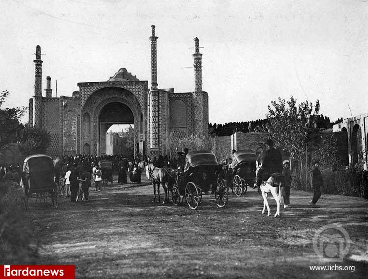 عکس: عبور مردم از دروازه دولت در تهران قدیم