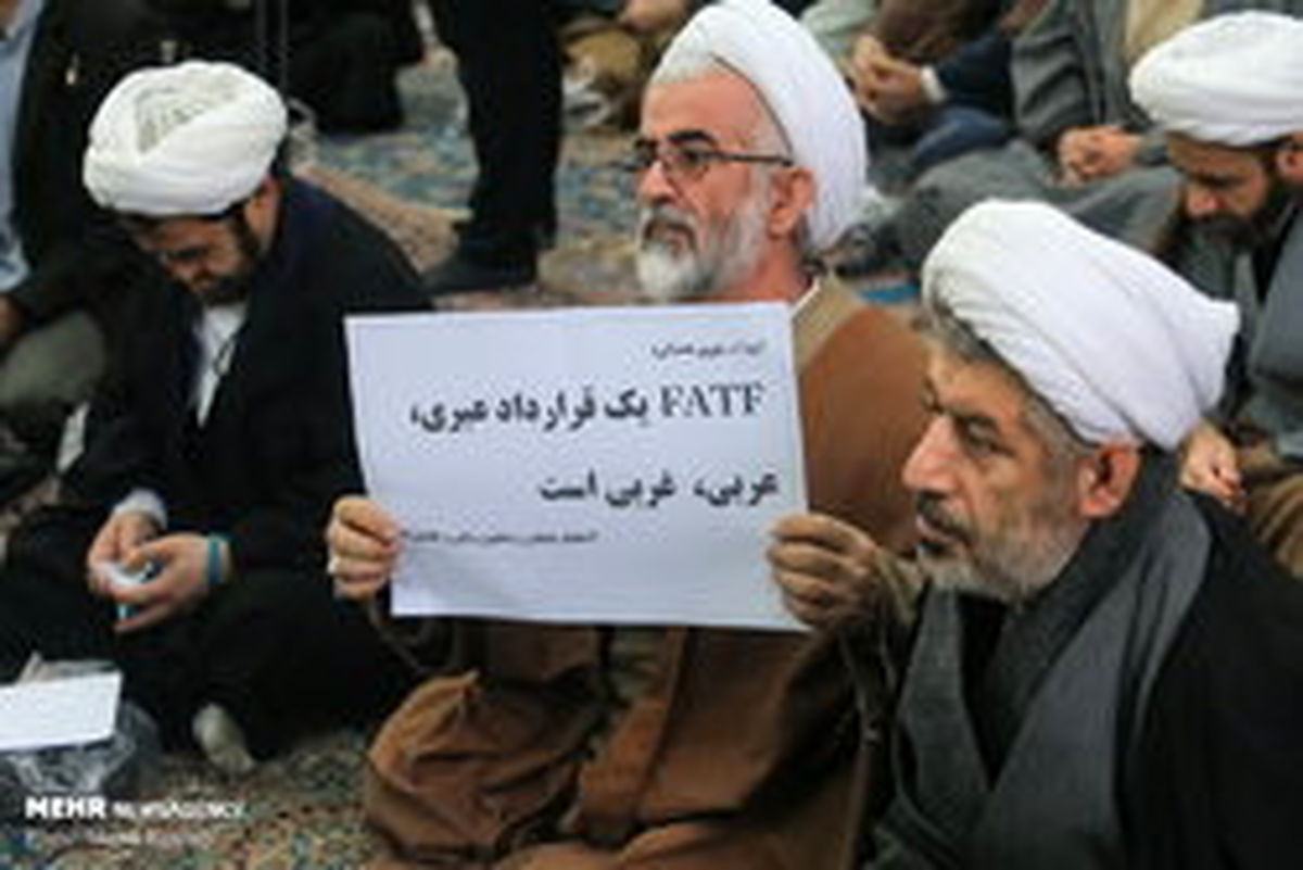 عکس: پلاکارد یک طلبه در درس خارج آیتالله نوریهمدانی