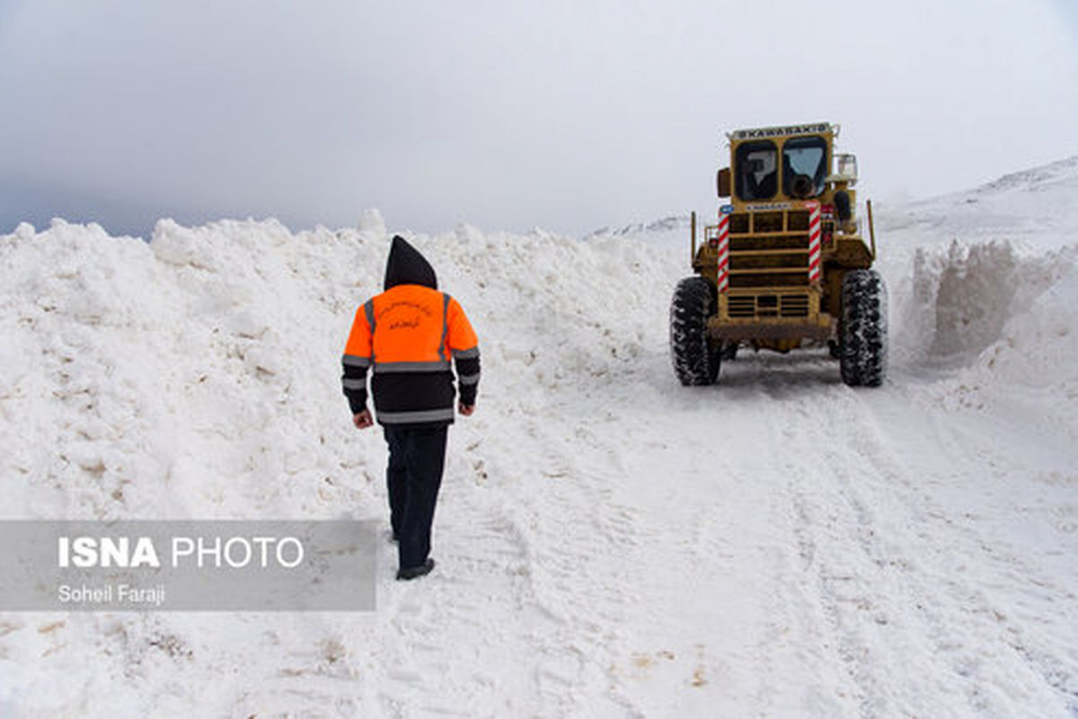تصاویر: تلاش راهداران برای بازگشایی جاده‌ها در استان آذربایجان غربی