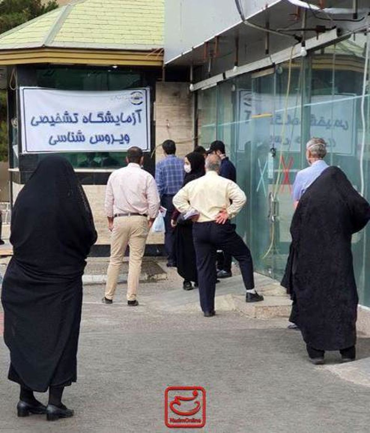 صف انجام تست کرونا در بیمارستان بقیة‌الله تهران +عکس