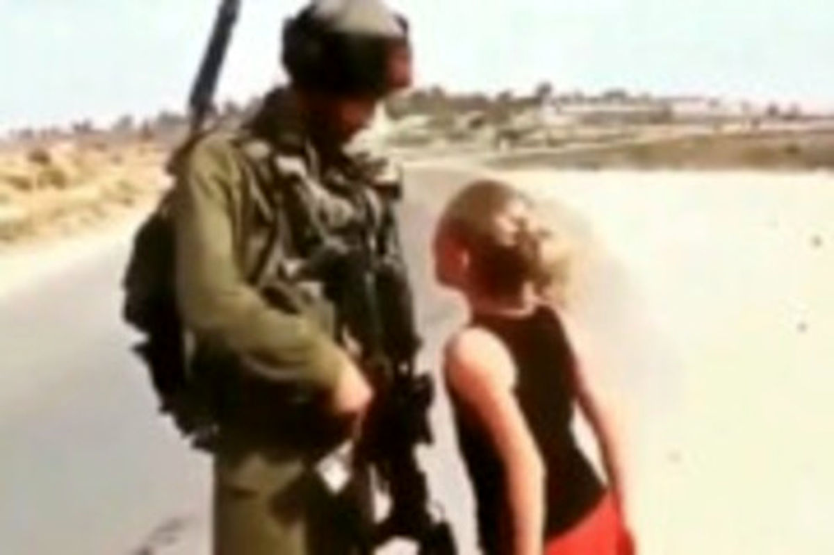 دختر سوری با مشت گره‌خورده در مقابل سرباز ارتش ترکیه +فیلم