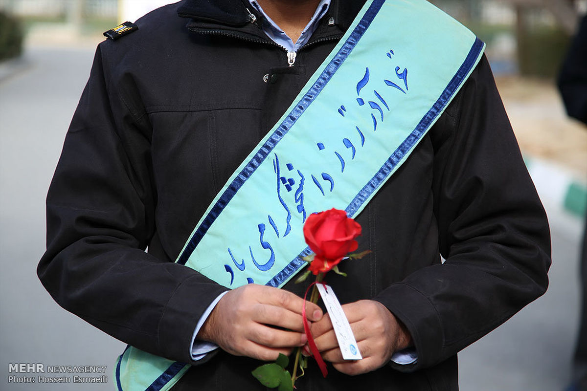 تصاویر/اهدای گل به دانشجویان