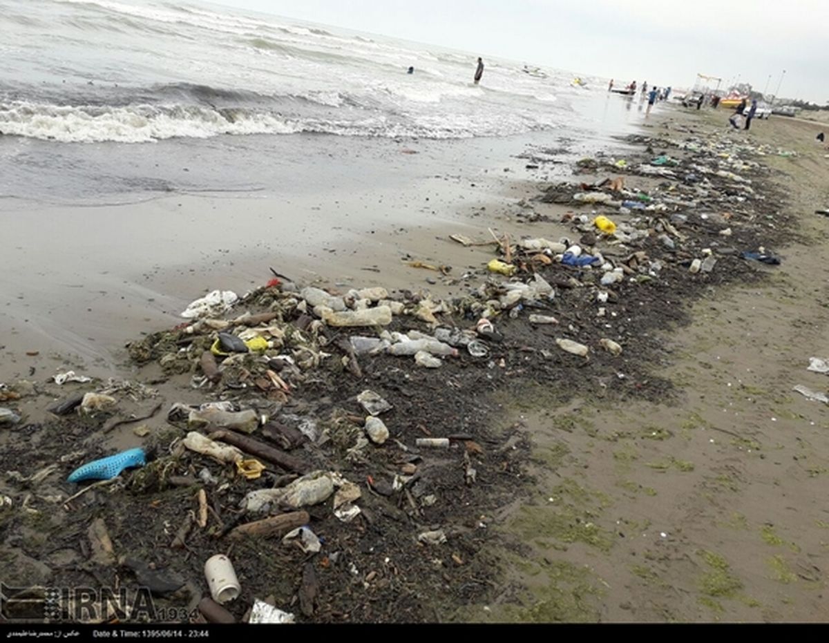 تصاویر: جولان زباله‌ها در ساحل آلوده خزر