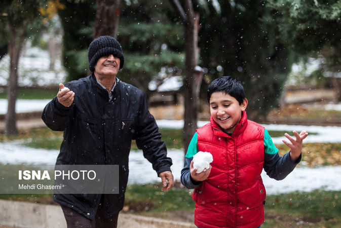 تصاویر: شادی تهرانی‌ها از اولین برف پاییزی