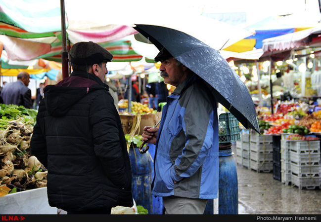 تصاویر: یک روز بارانی در بازار نوشهر