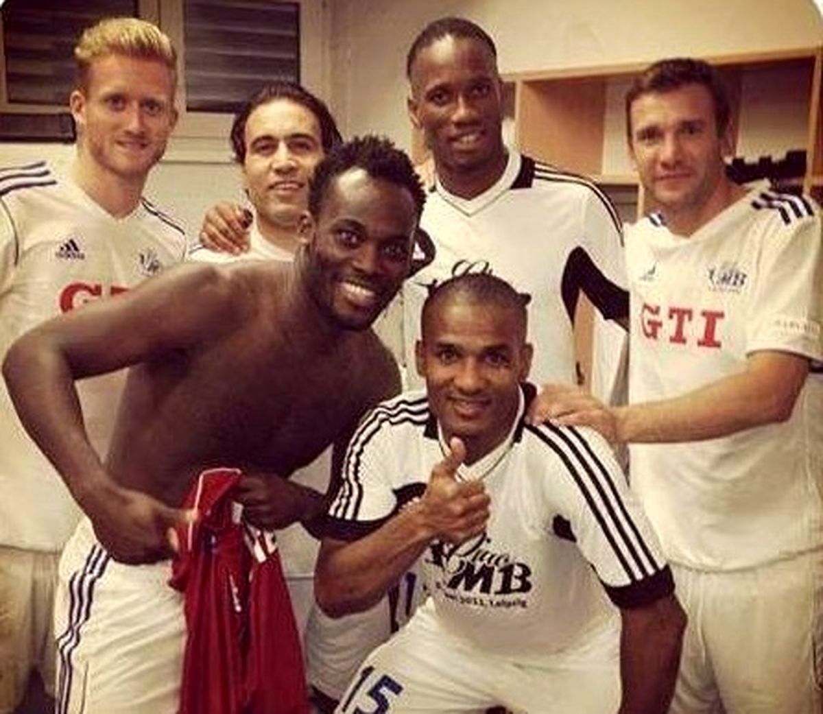 مهدوی کیا در کنار ستارگان فوتبال/عکس