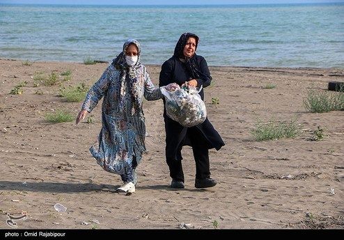 تصاویر: اقدام زیبای بانوان دوستدار طبیعت در ساحل کلاچای