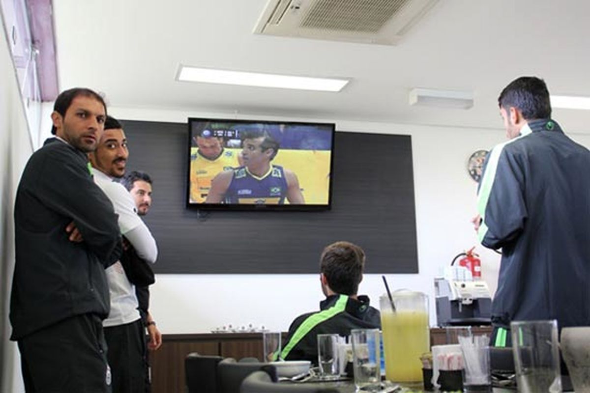 ملیپوشان در حال تماشای والیبال/عکس