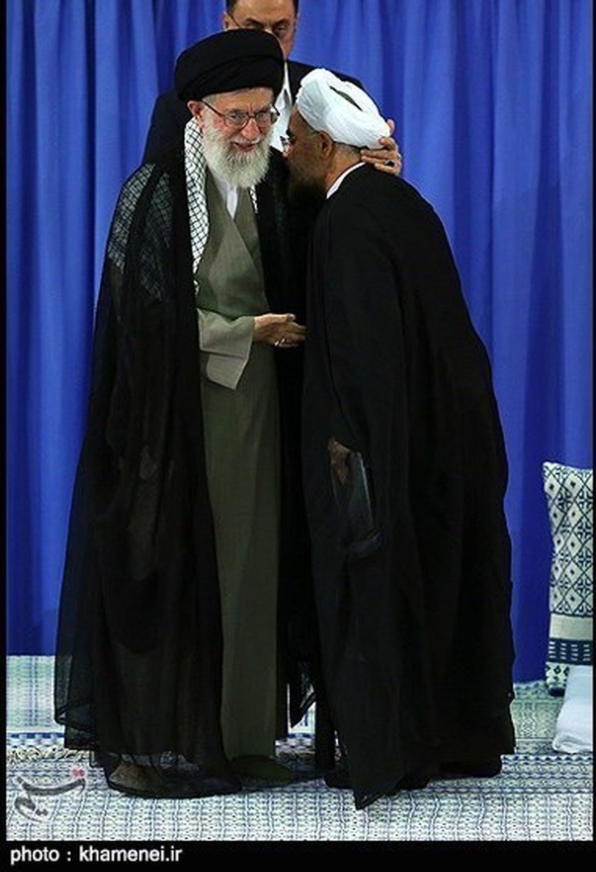 عکس/بوسه روحانی بر شانه رهبر انقلاب
