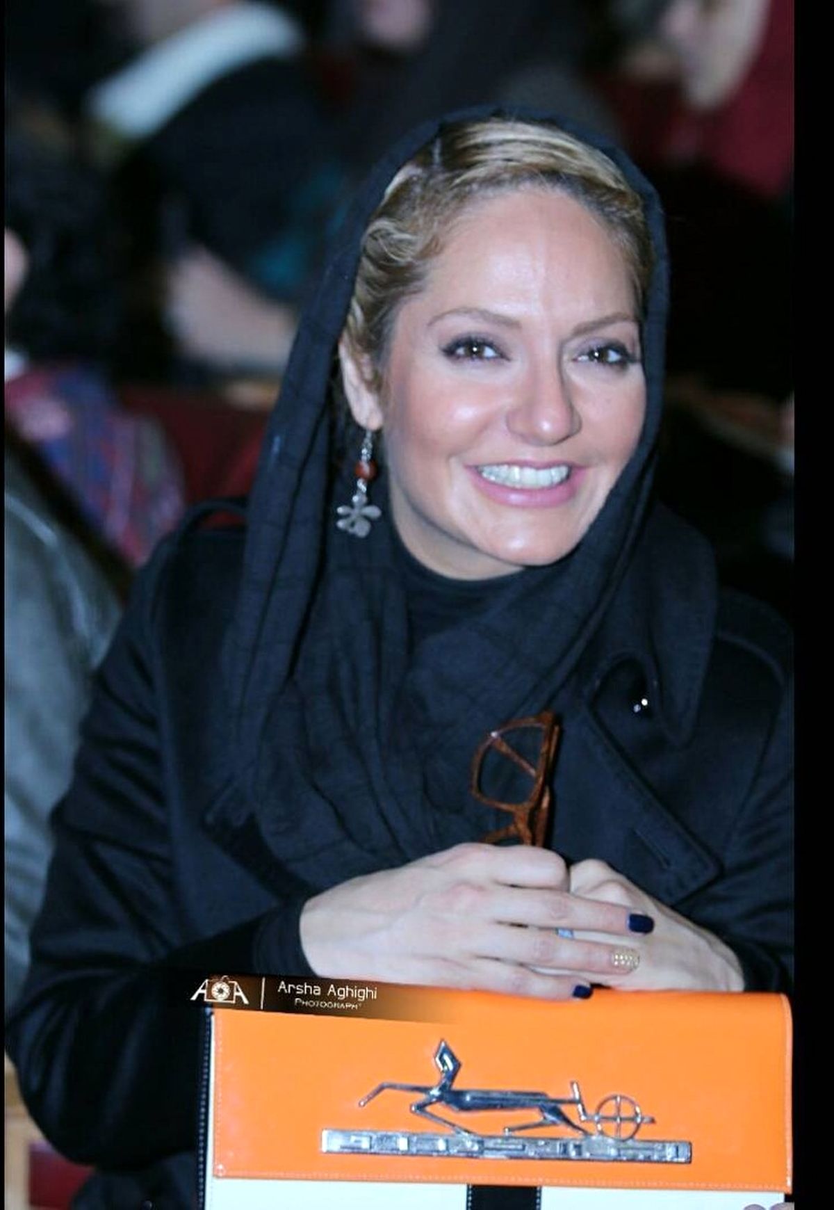 مهناز افشار با یک مدل پیکان تاکسی مدل ۹۴ +عکس