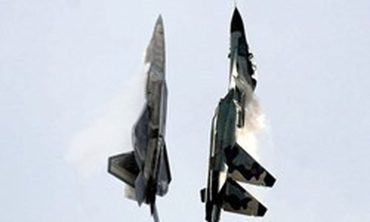 فرار اف-۲۲ مزاحم آمریکایی با رسیدن سوخو ۳۵