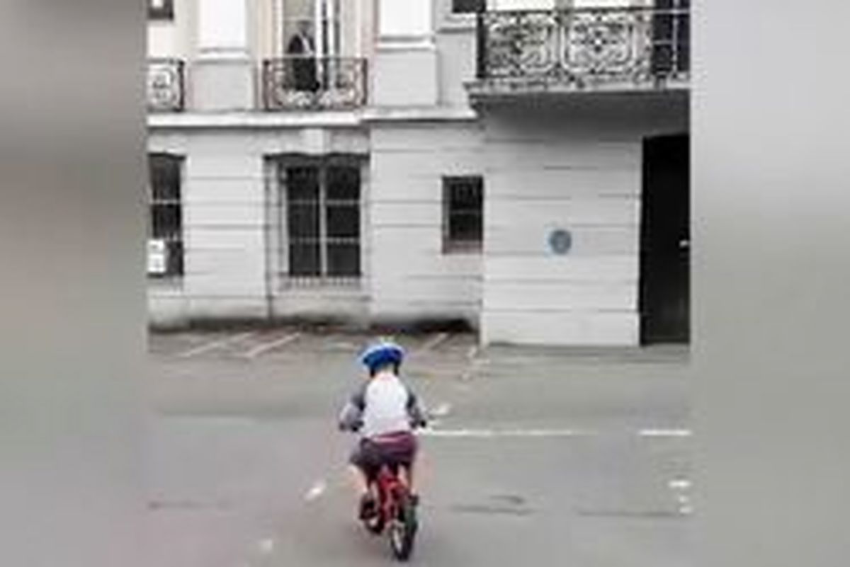 شبح پیرزن ایستاده در پشت پنجره خبرساز شد! +عکس