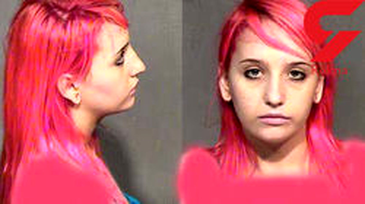 اقدام وحشتناک یک زن جوان با مو‌های صورتی +عکس