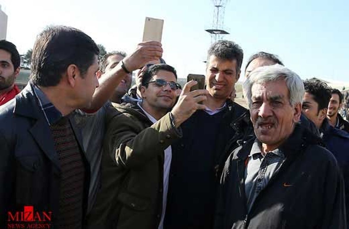 عکس: قیافه عجیب فردوسیپور موقع گرفتن سلفی