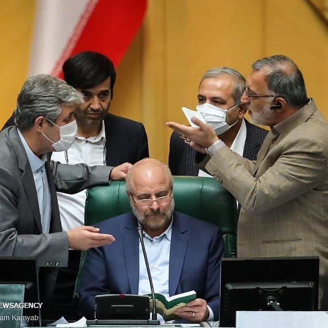 تصویر جالب از قالیباف در جلسه امروز