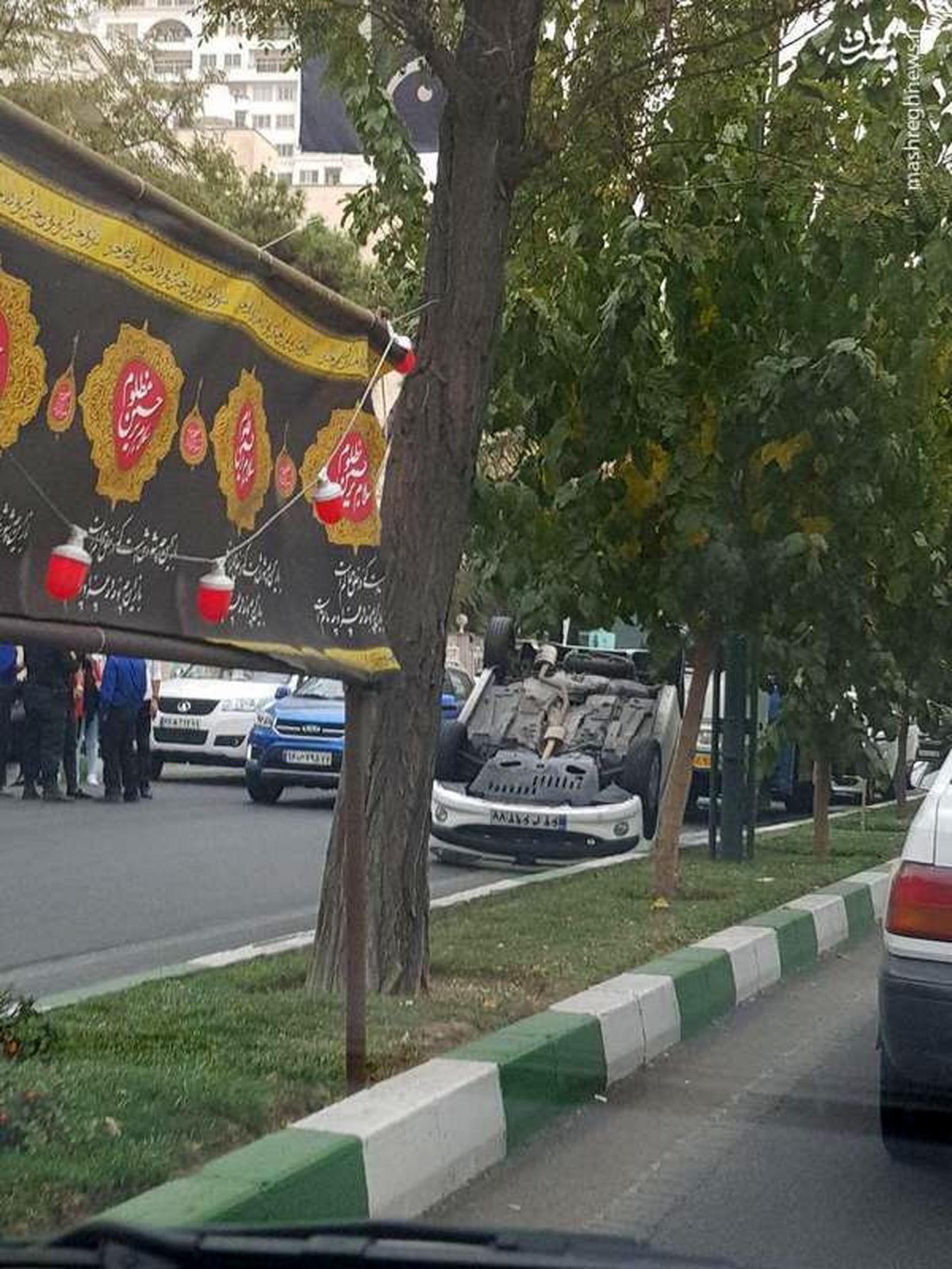 عکس: واژگونی خودرو ۲۰۶ در خیابان فرمانیه تهران