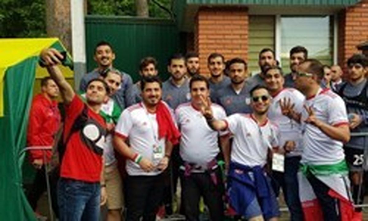 عکس یادگاری هواداران با تعدادی از ملی‌پوشان فوتبال
