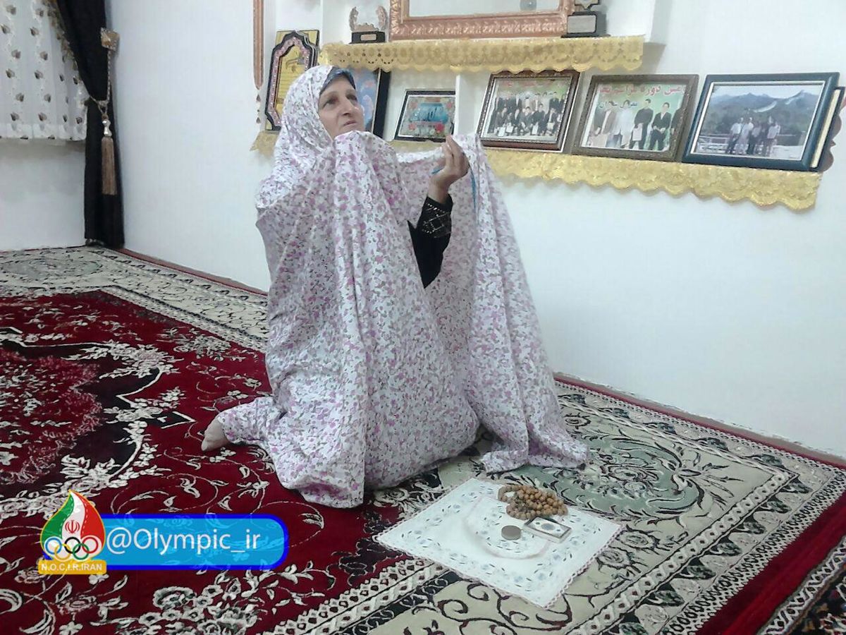 عکس: مادر رضایی در زمان مبارزه پسرش