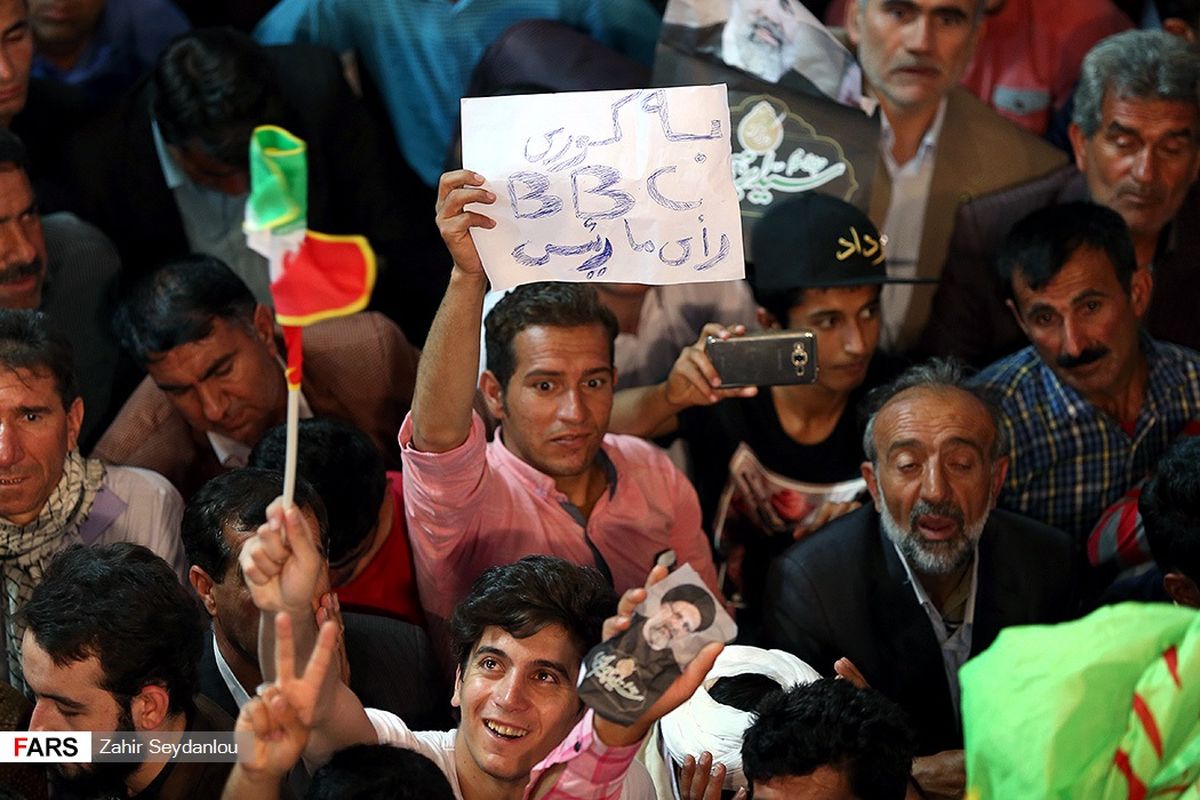 عکس: شعار جالب یکی از هواداران رئیسی در یاسوج