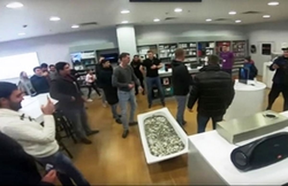 خرید آیفون ایکس با یک وان پر از سکه؟!  +عکس