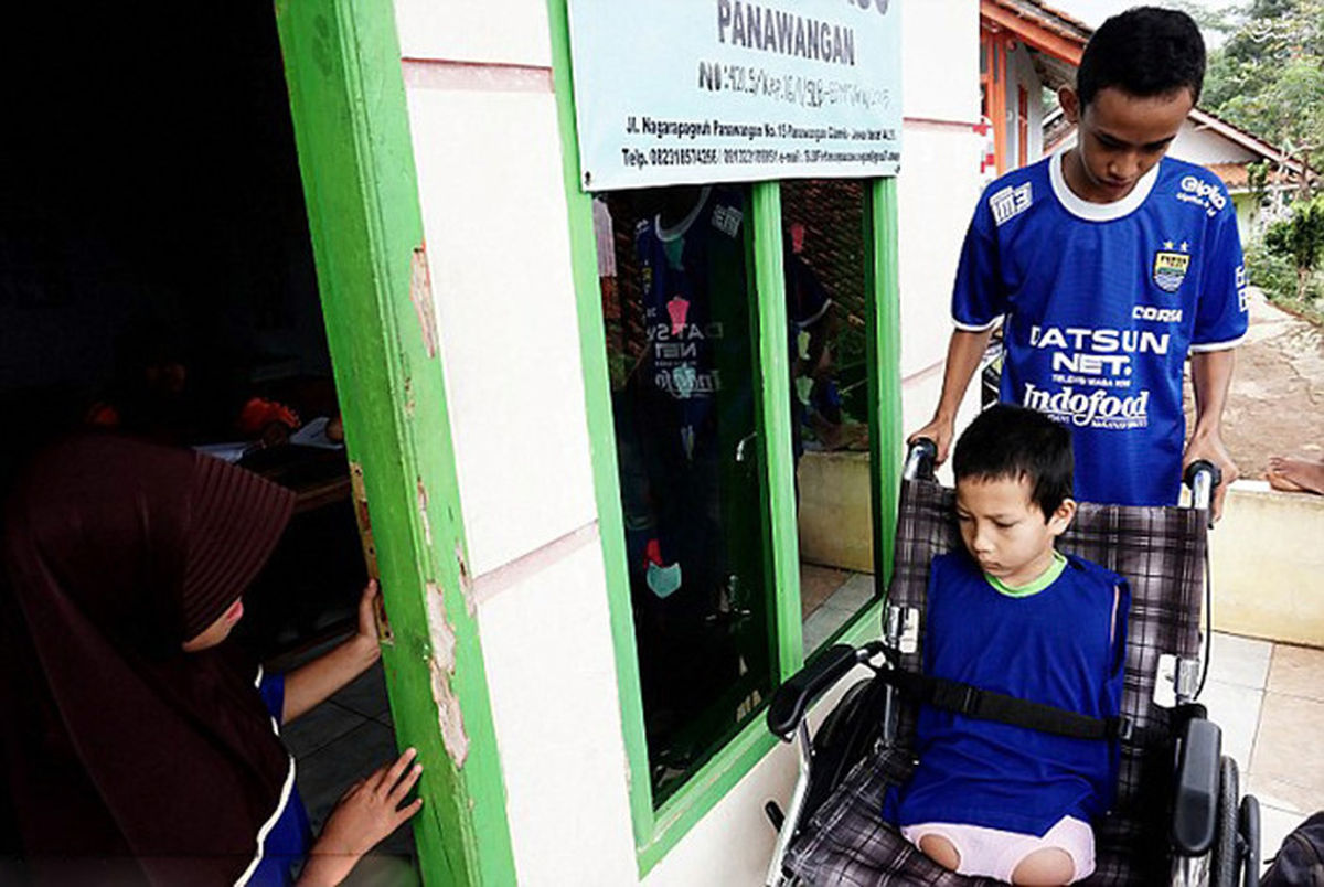 عکس: زندگی پسری که هیچ دست و پایی ندارد