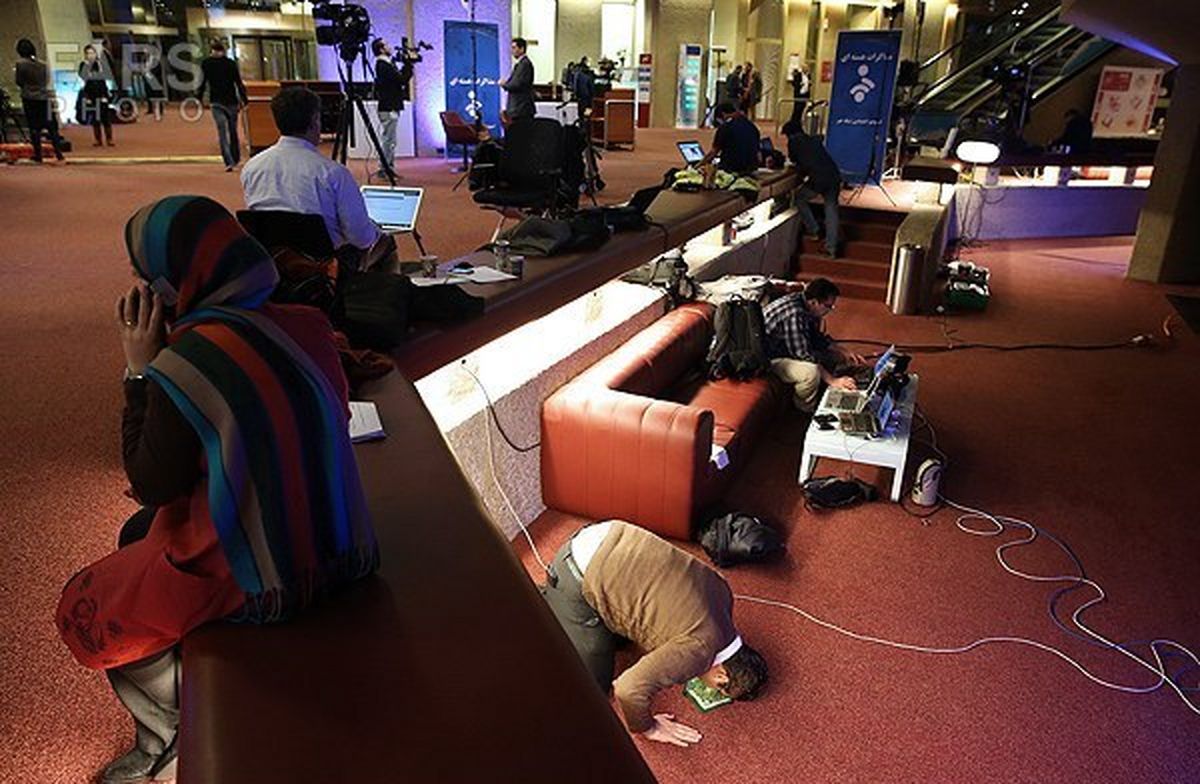 عکس/نمازخواندن خبرنگار ایرانی در ژنو