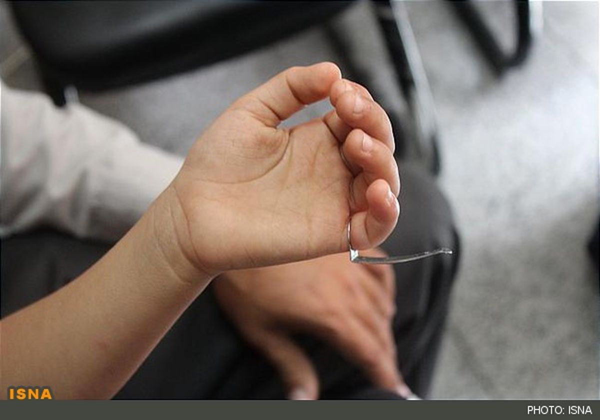 بازی دردسرساز پسربچه با خودکار/تصاویر