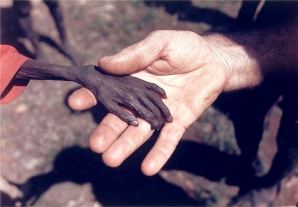 عکس/دست دادن پسر گرسنه
