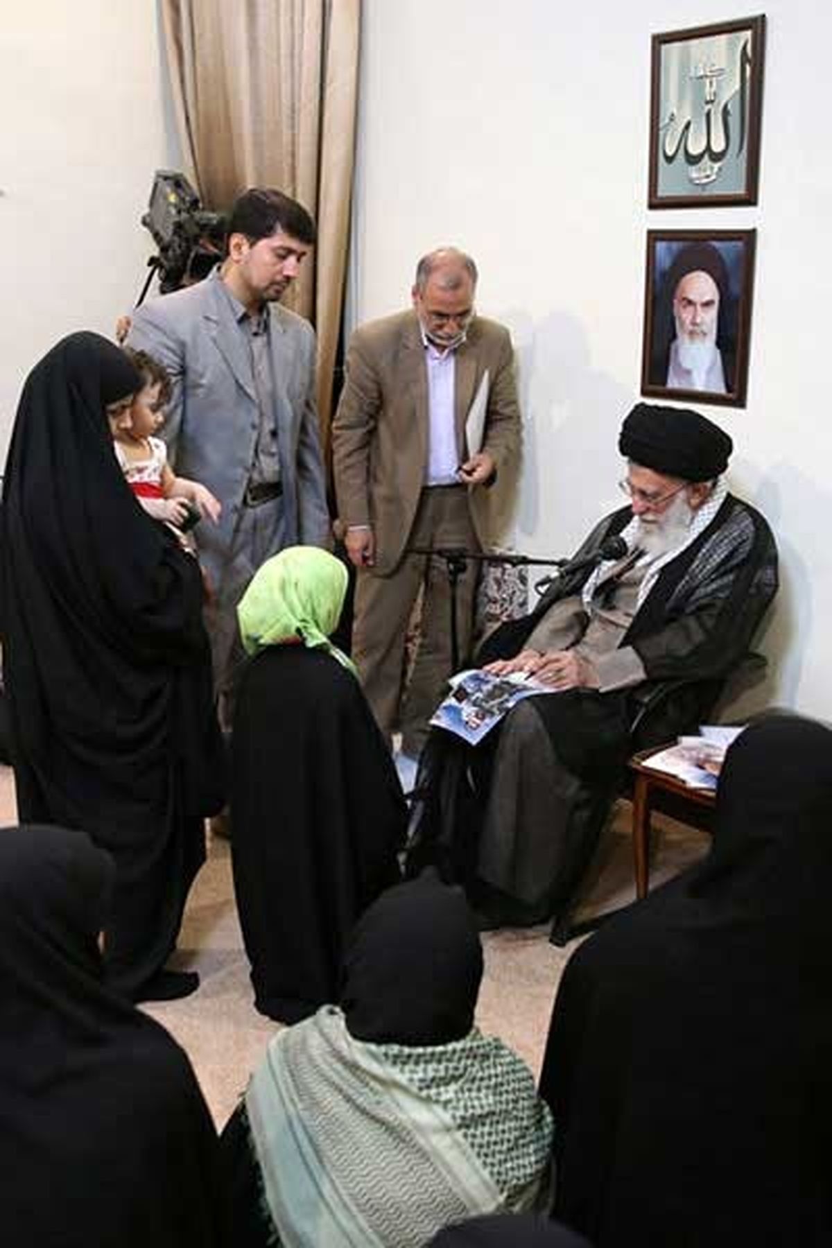 تصاویر متفاوت از دیدار کودکان شهدای مدافع حرم با رهبر انقلاب